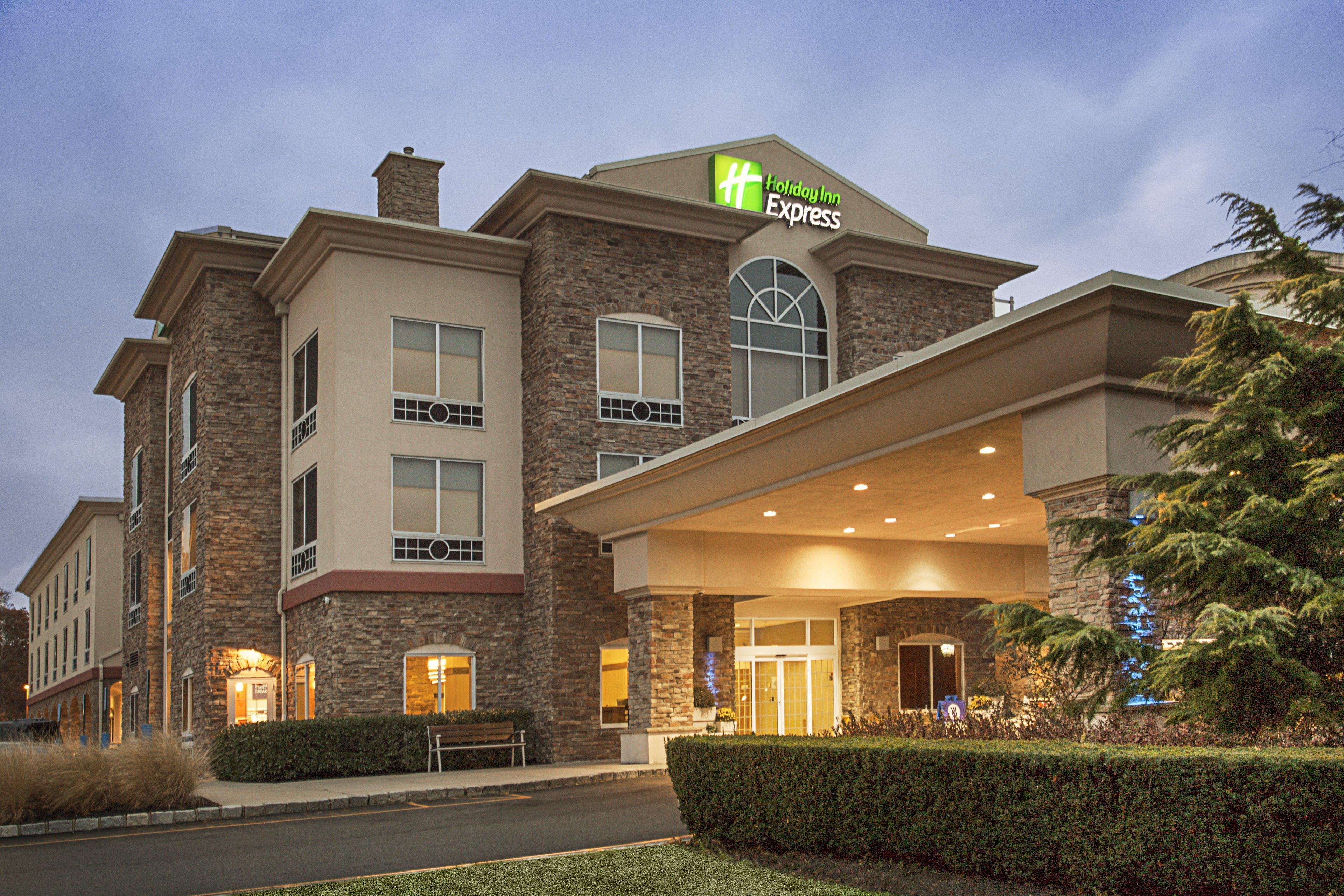 Holiday Inn Express Hotel & Suites East End By Ihg Riverhead Exterior photo