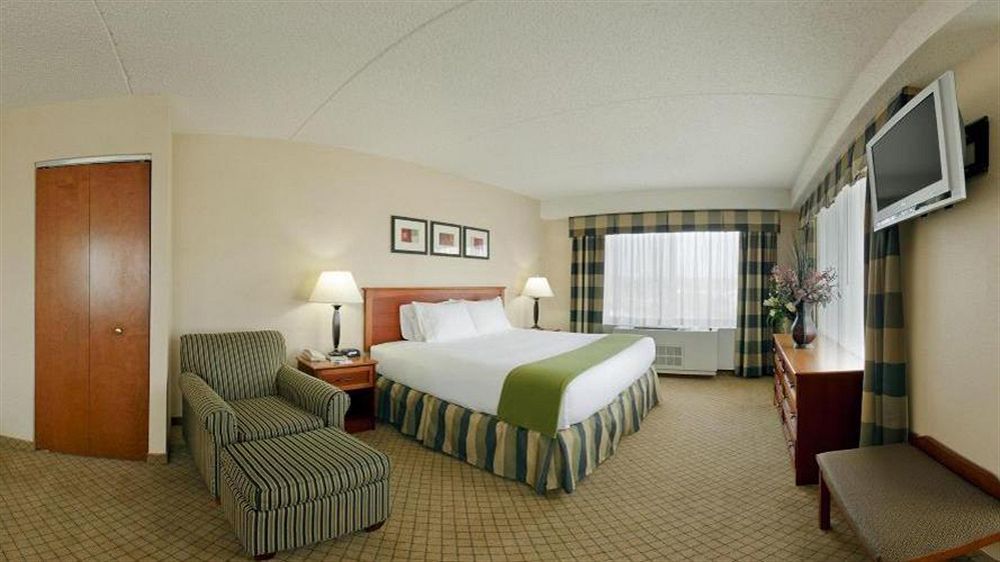 Holiday Inn Express Hotel & Suites East End By Ihg Riverhead Exterior photo