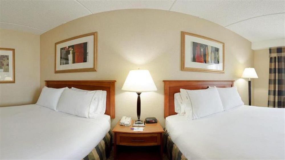 Holiday Inn Express Hotel & Suites East End By Ihg Riverhead Exterior photo