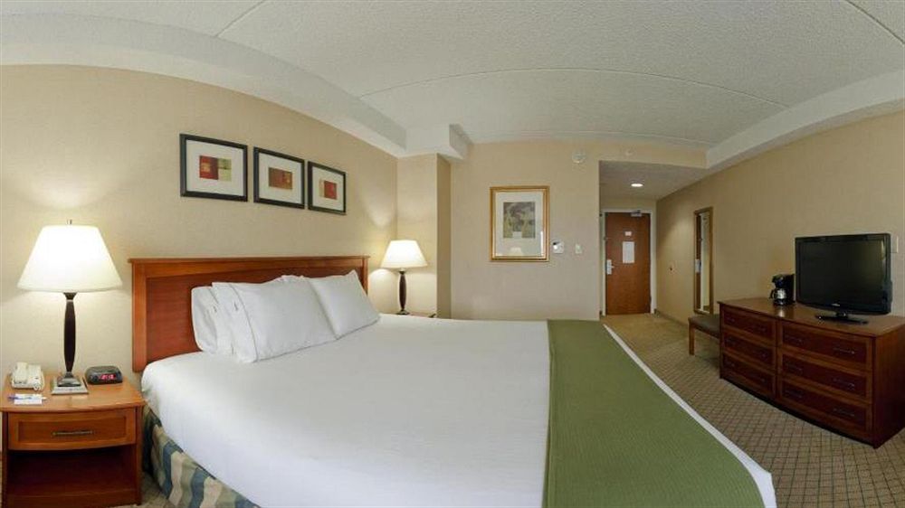 Holiday Inn Express Hotel & Suites East End By Ihg Riverhead Exterior photo