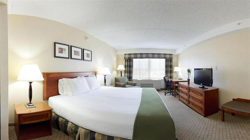 Holiday Inn Express Hotel & Suites East End By Ihg Riverhead Exterior photo