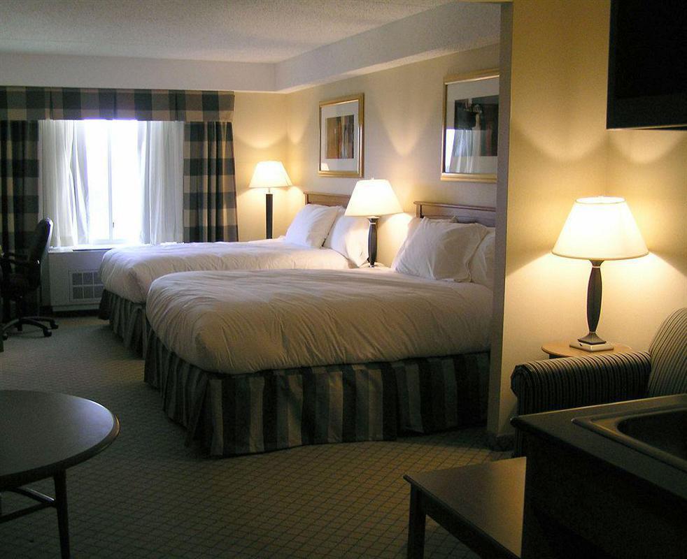 Holiday Inn Express Hotel & Suites East End By Ihg Riverhead Exterior photo
