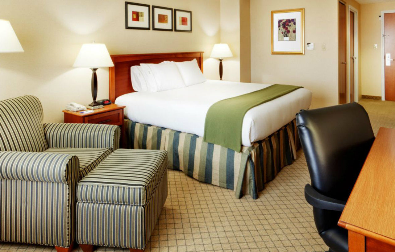 Holiday Inn Express Hotel & Suites East End By Ihg Riverhead Exterior photo