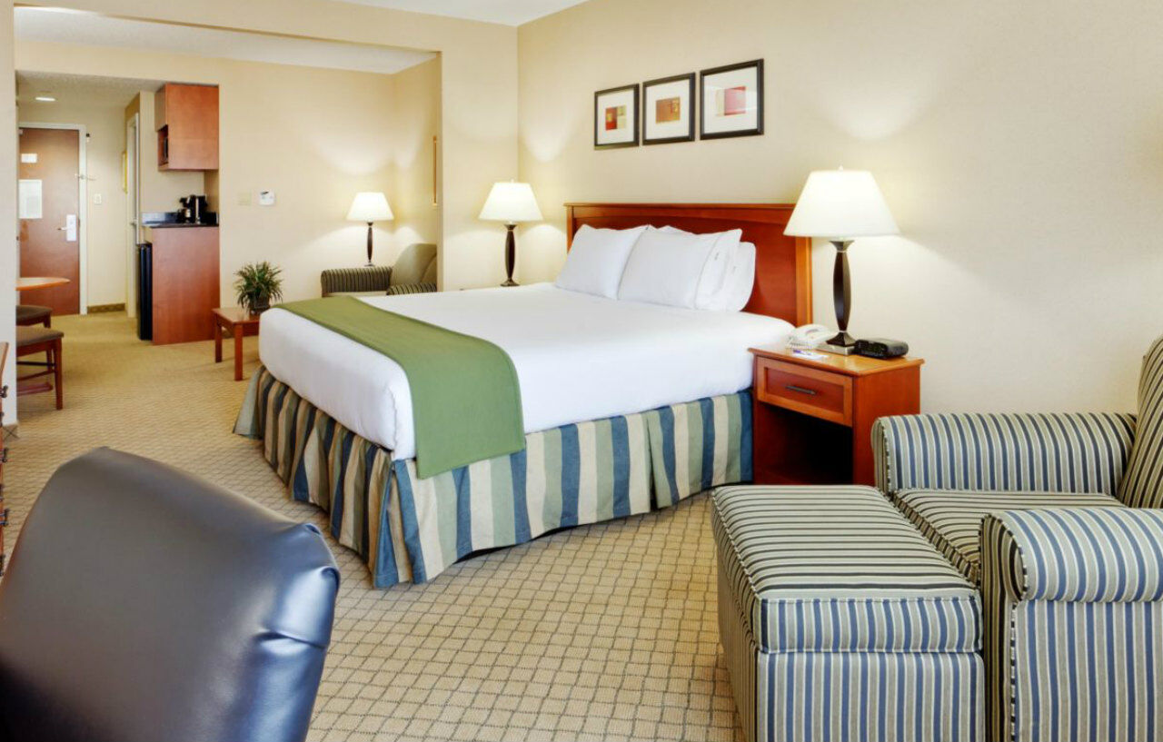 Holiday Inn Express Hotel & Suites East End By Ihg Riverhead Exterior photo